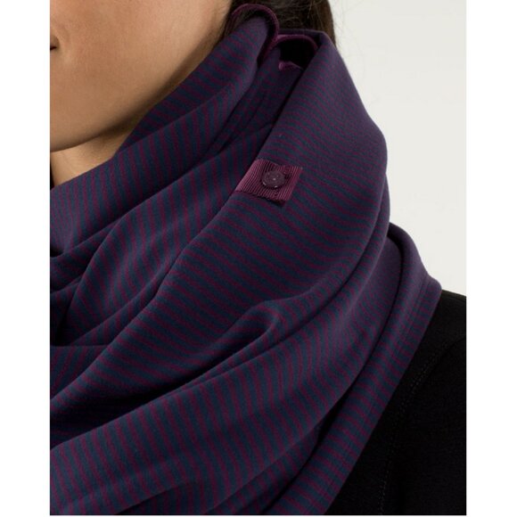 Lululemon Vinyasa Scarf Rulu in Hyper Stripe Plum / Plum Athleisure - Picture 3 of 14